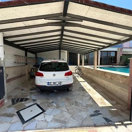 With Pool Close To Alacati Вилла Reisdere