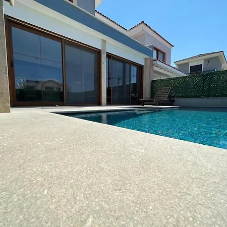 With Pool Close To Alacati Вилла Reisdere